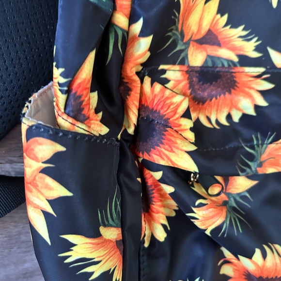 Girls Sunflower Backpack With Matching Insulated Lunch Bag. - Picture 5 of 10